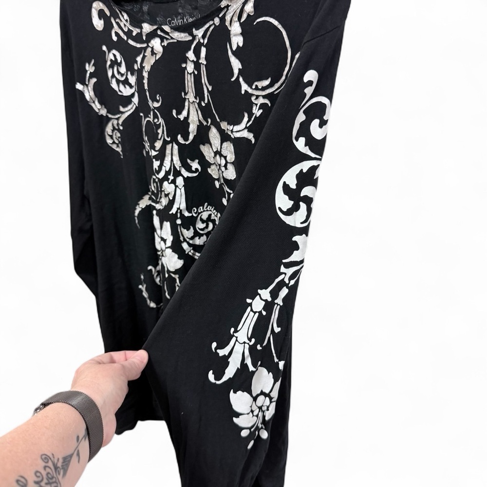 Calvin Klein Jeans Long Sleeve Black Top with White Metallic Silver Flowers 2X - Picture 2 of 9